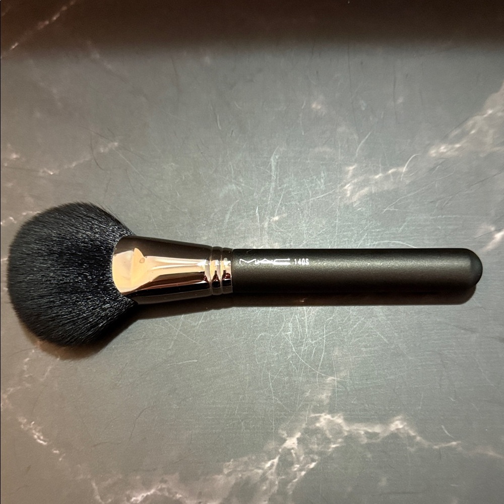 MAC Cosmetics 140S Face Powder Brush